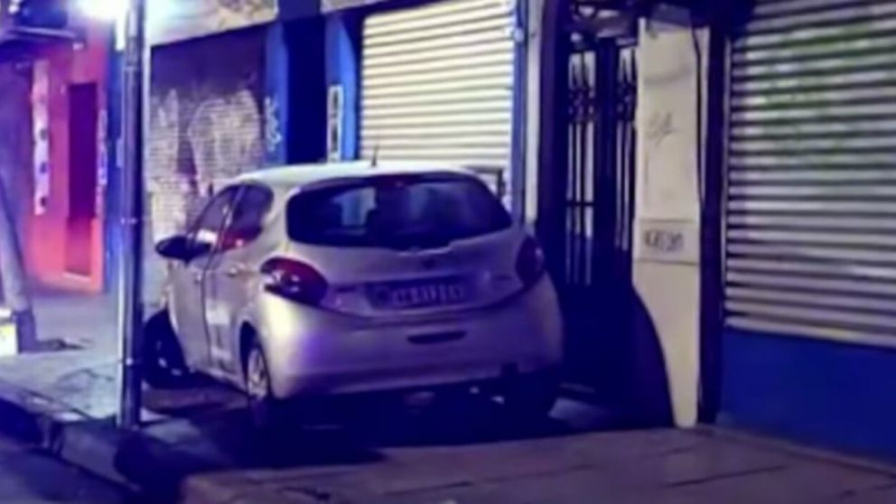 El automóvil siniestrado quedó "estacionado" arriba de la vereda (X).