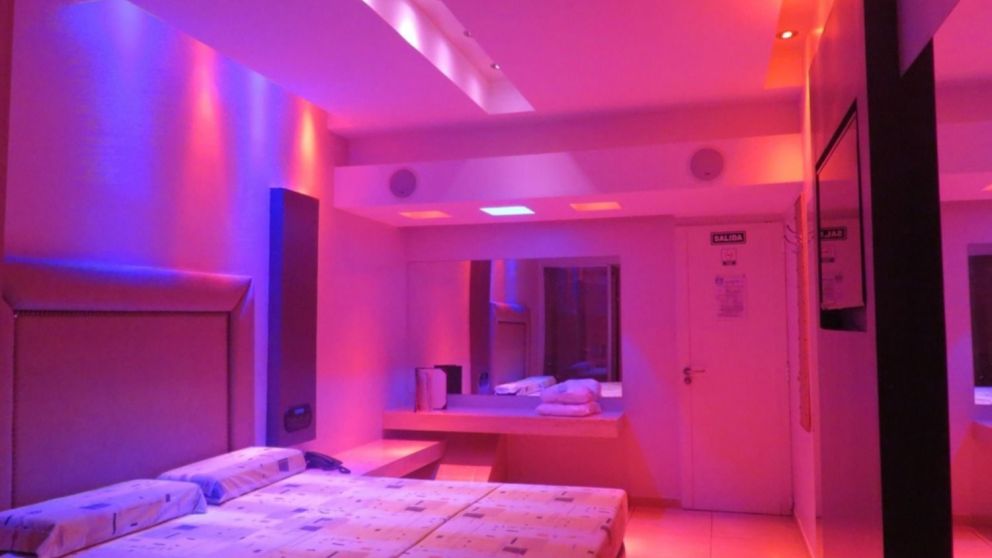 Sali� a bailar, no volvi� y su madre hizo la denuncia: acab� en una org�a y lo encontraron con 3 personas en un �telo�