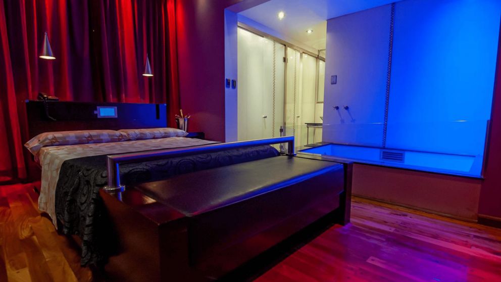 No acabó como esperaba: fue a un telo con dos mujeres para "cumplir sus fantasías", pero las abandonó y se fue sin pagar