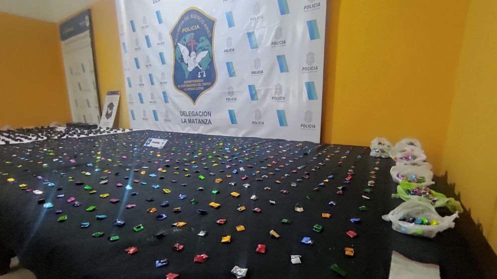 Gran cantidad de dosis de estupefacientes incautados.