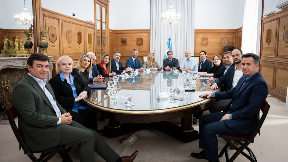 Karina Milei encabez� reuni�n en Casa Rosada con el PRO y el MID.