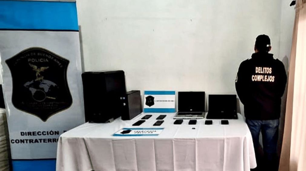 Las computadoras y celulares secuestrados por los investigadores.