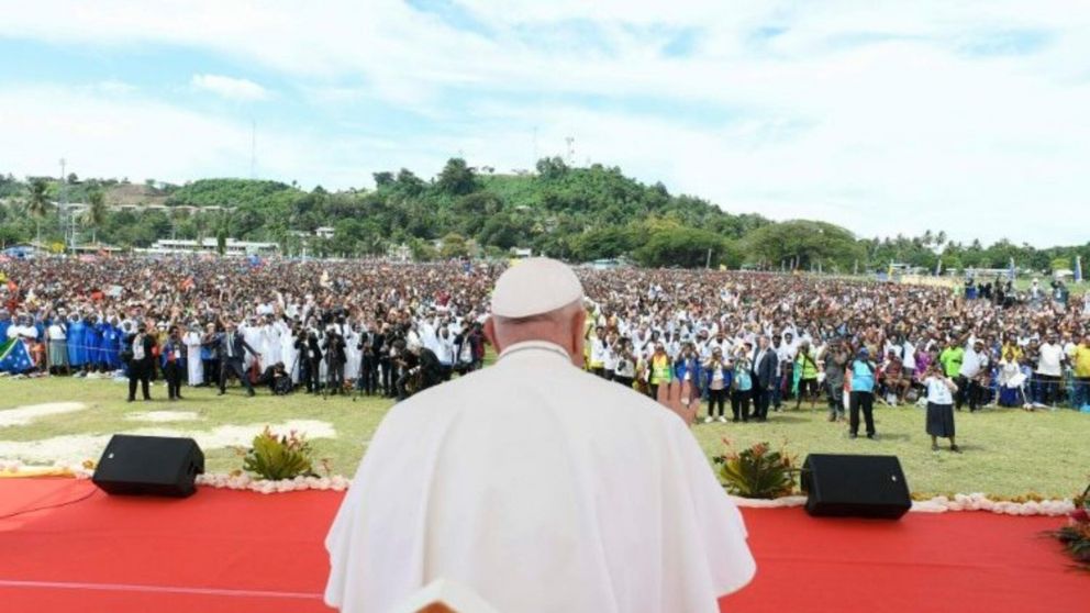 El papa Francisco habla frente a centenares de fieles en Timor Oriental (Gentileza de Vatican News).
