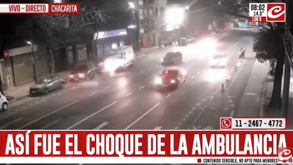 Una ambulancia fuera de control chocó contra tres autos estacionados en CABA (Captura de Crónica HD).