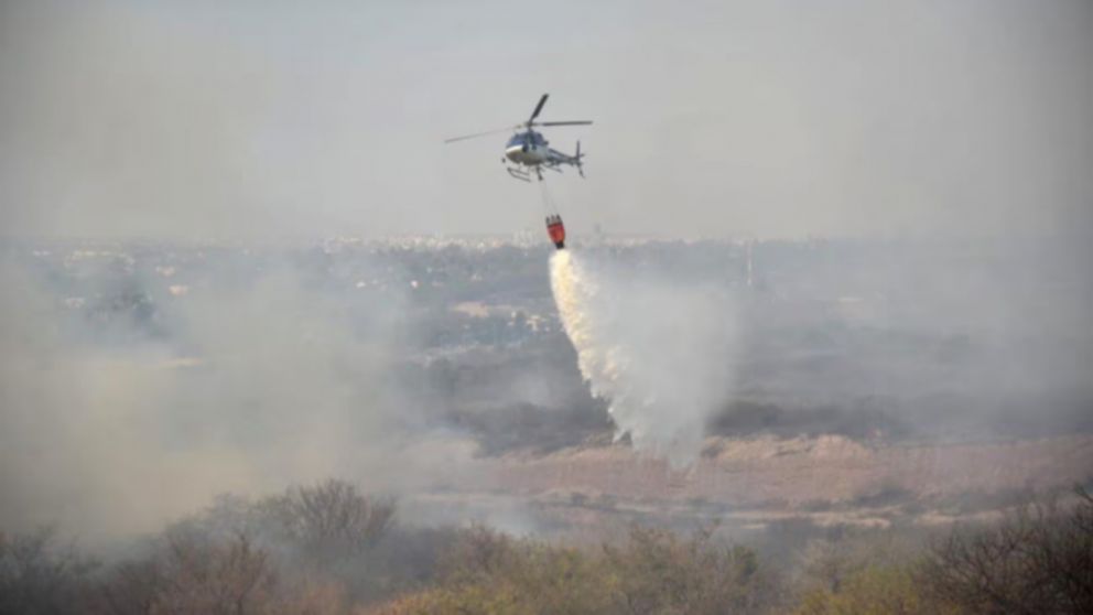 Los bombarderos son helicópteros de incendios especiales para ayudar a apagar el fuego.
