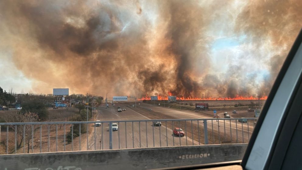 Los vecinos de La Calera tuvieron el incendio forestal a metros de sus casas (X).
