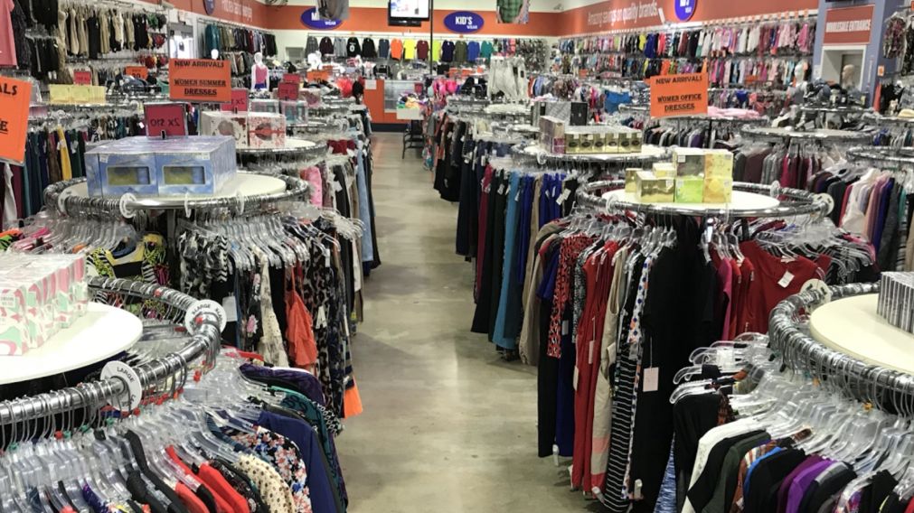 LA ROPA ES CARA Y SE VENDE MUCHO MENOS.