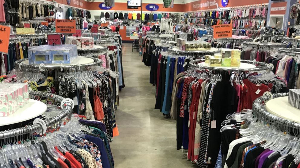 LA ROPA ES CARA Y SE VENDE MUCHO MENOS.