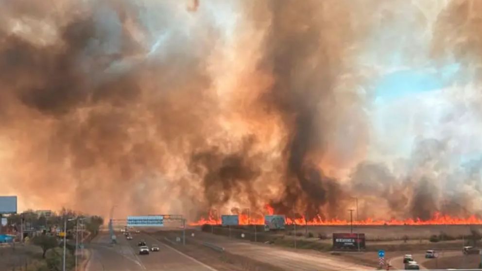 Las autoridades cordobesas cortaron la ruta provincial E-55 por un foco activo en un campo lindante al Tiro Federal.