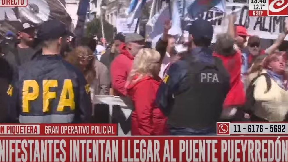 ¡EN VIVO! Tensión en Puente Pueyrredón: manifestantes avanzan y las fuerzas de seguridad no retroceden