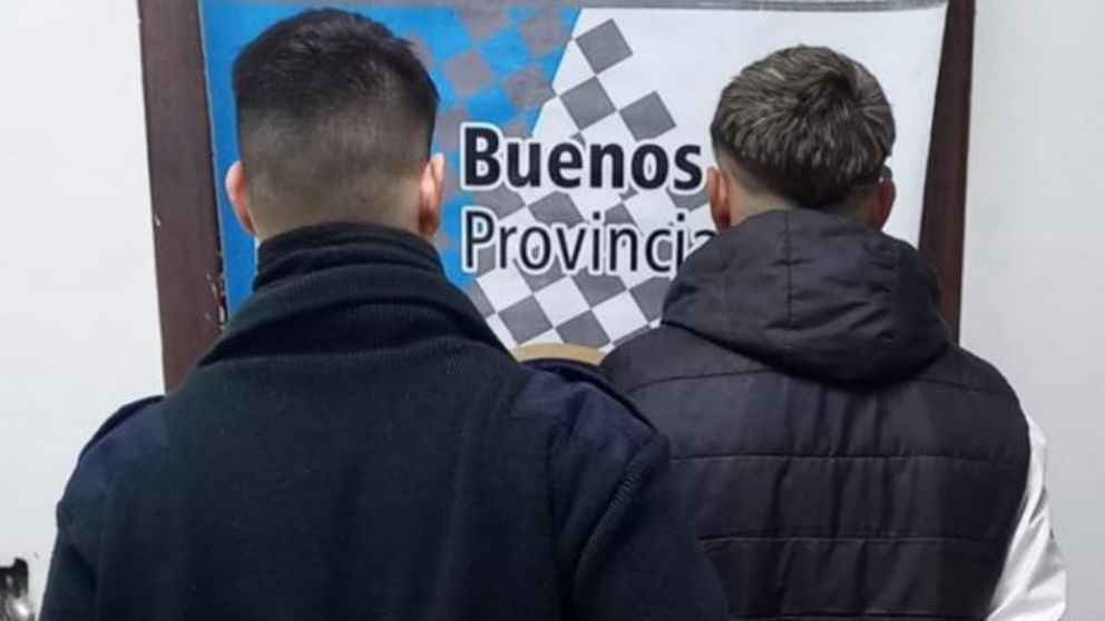 Uno de los individuos que fue aprehendido por el intento de asalto.