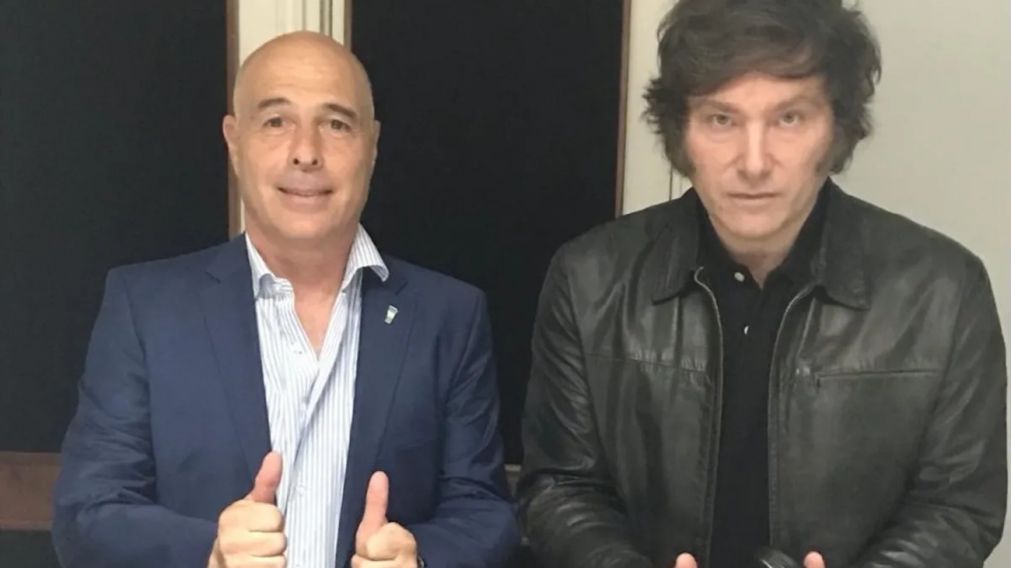 El senador electo Bartolomé Abdala, junto a Javier Milei.