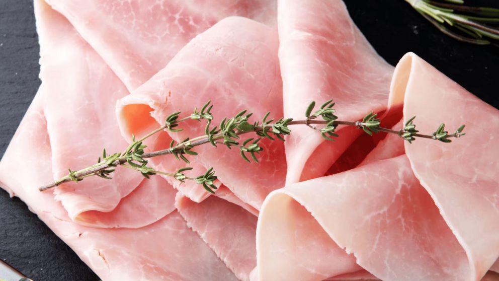 ¿A qué se deben las manchas rojizas que suelen encontrarse en el jamón cocido?