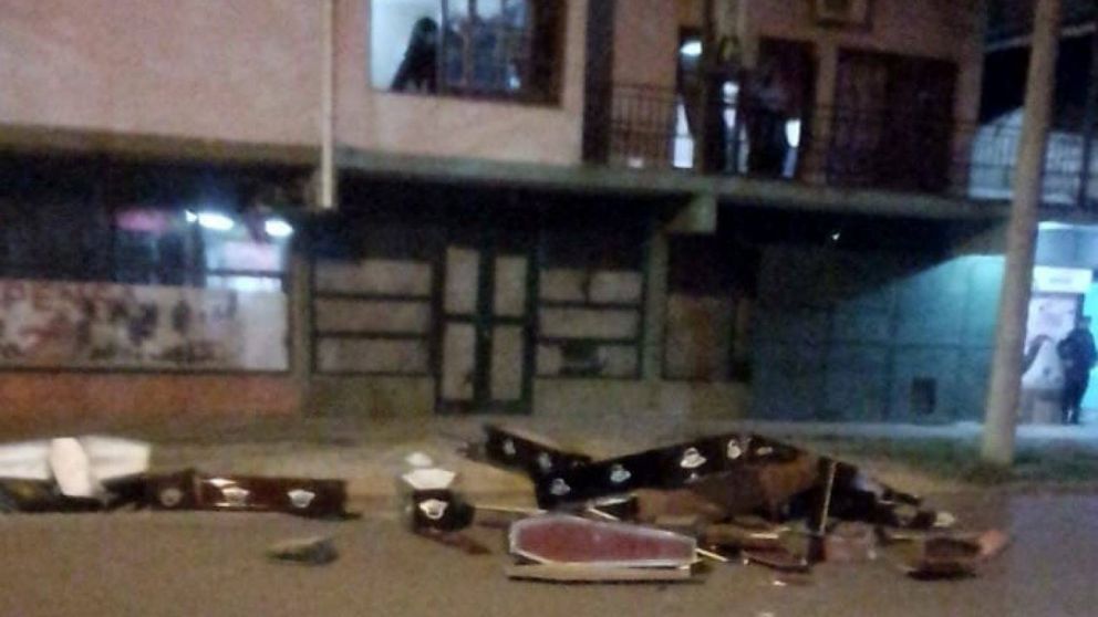 Vecinos destrozaron una funeraria por una denuncia de abuso sexual (Foto Esto que pasa Santa Elena).