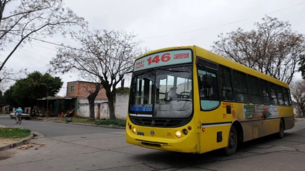 La unidad atacada en Rosario iba sin pasajeros (NA).