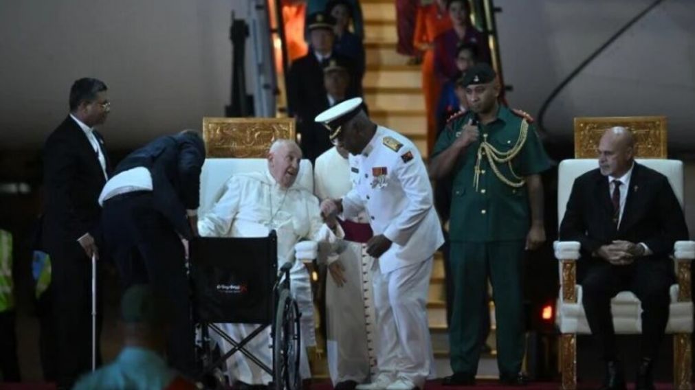 Francisco llegó a Papúa Nueva Guinea como parte de su gira (X).