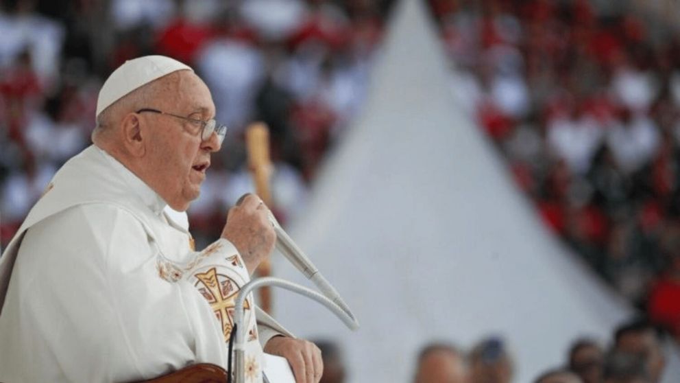 El Papa Fracisco habló en Indonesia frente a una multitud.