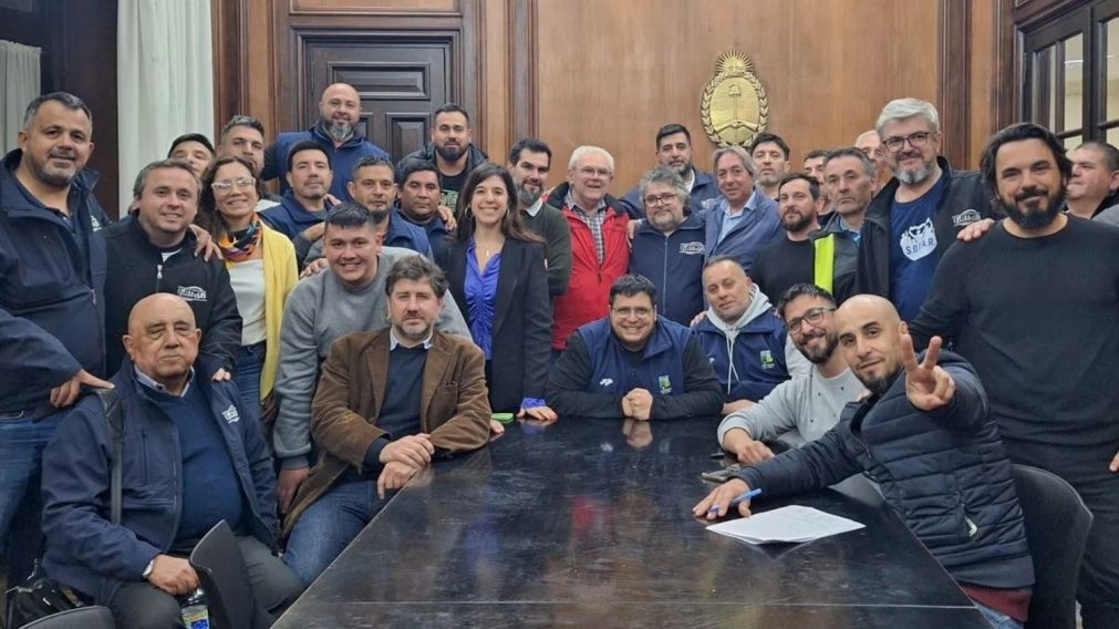 Tras siete horas de negociación, representantes del gremio aceitero llegaron a un acuerdo con los dirigentes del sector.