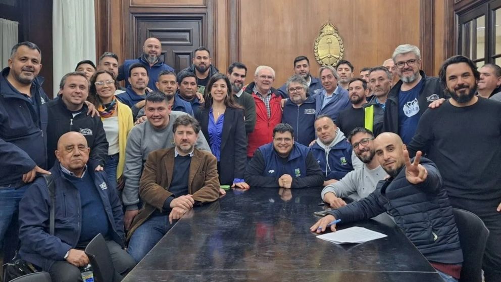 Tras siete horas de negociaci�n, representantes del gremio aceitero llegaron a un acuerdo con los dirigentes del sector.