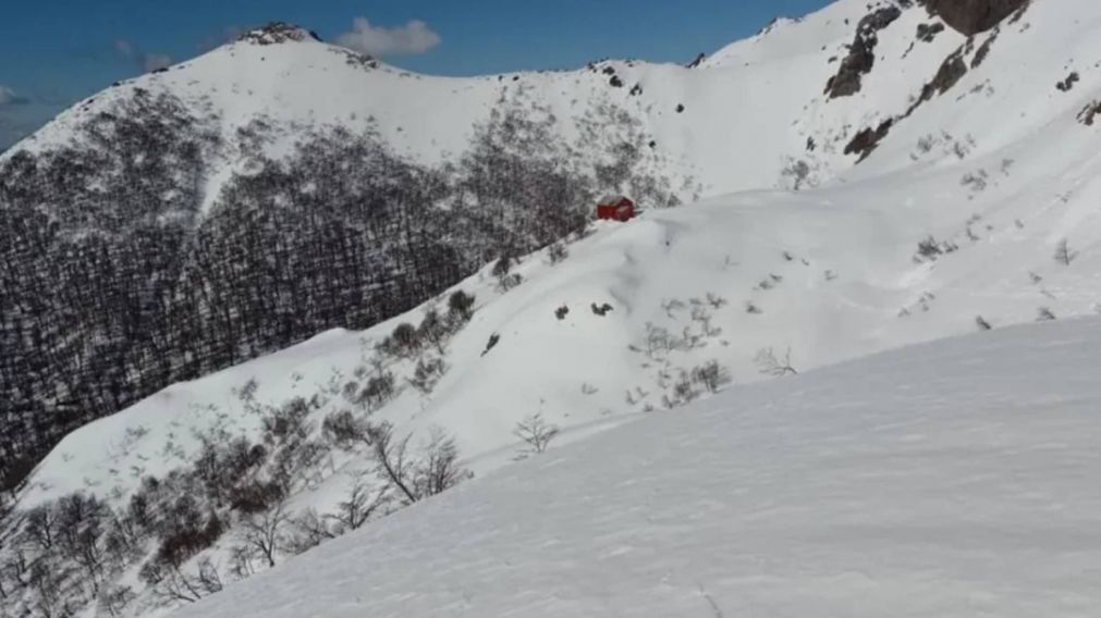 Hallaron con vida al hombre que estaba desaparecido tras la avalancha en el cerro L�pez en Bariloche.