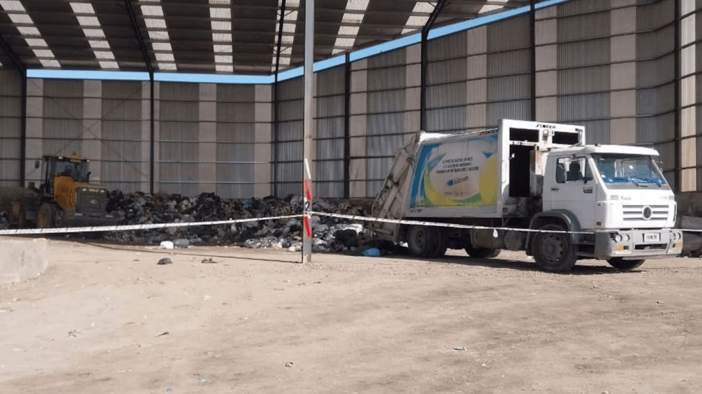 Un recolector de basura murió tras ser aplastado por su camión y una pala mecánica en Córdoba (Imagen El Doce).