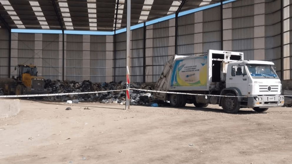 Un recolector de basura murió tras ser aplastado por su camión y una pala mecánica en Córdoba (Imagen El Doce).