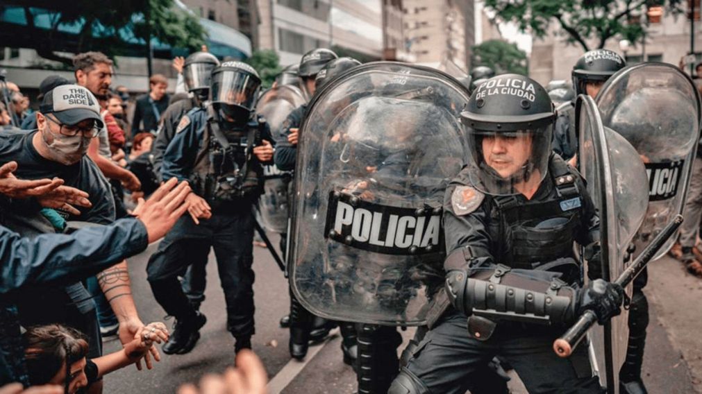 El Gobierno defendi� el protocolo "antipiquetes" y se�al� que "no es violento".
