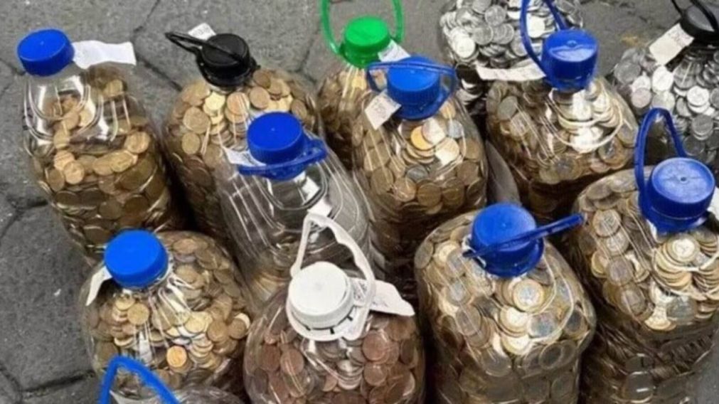 El hombre junt� miles de monedas en bidones para comprar el autom�vil (Twitter).