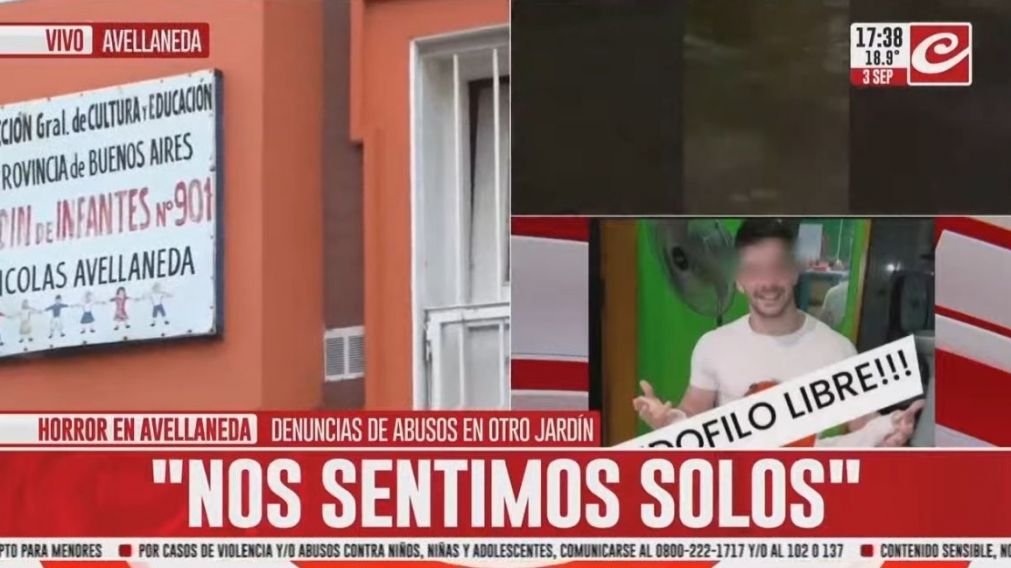 Los padres pusieron carteles para denunciar el aberrante hecho