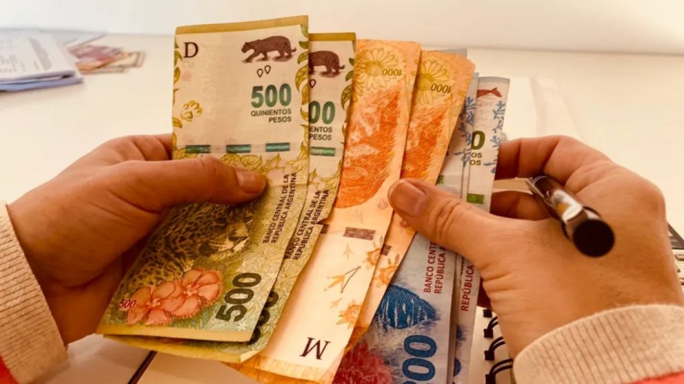 Los bancos con menor cantidad de clientes ofrecen un rendimiento superior al tope promedio.