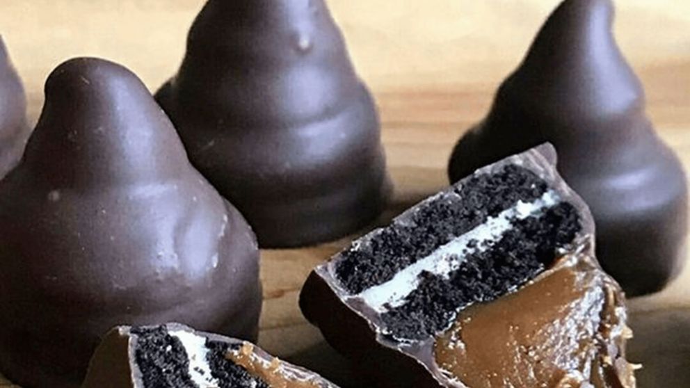 Conitos de dulce de leche con corazón de galletitas rellenas.