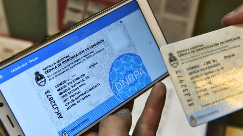 Desde julio, ya no es necesario utilizar la cédula azul para manejar, pero la modificación del Gobierno trajo críticas desde el sector automotor (Imagen ilustrativa).