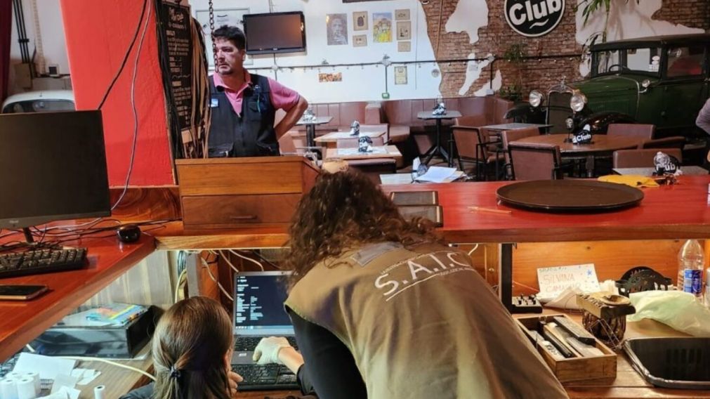La Policía allanó en las últimas horas un bar y una fábrica de cigarrillos.