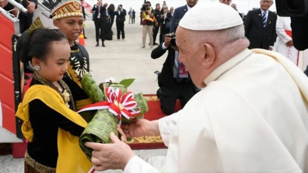 El papa Francisco llegó a Indonesia (Vatican News).