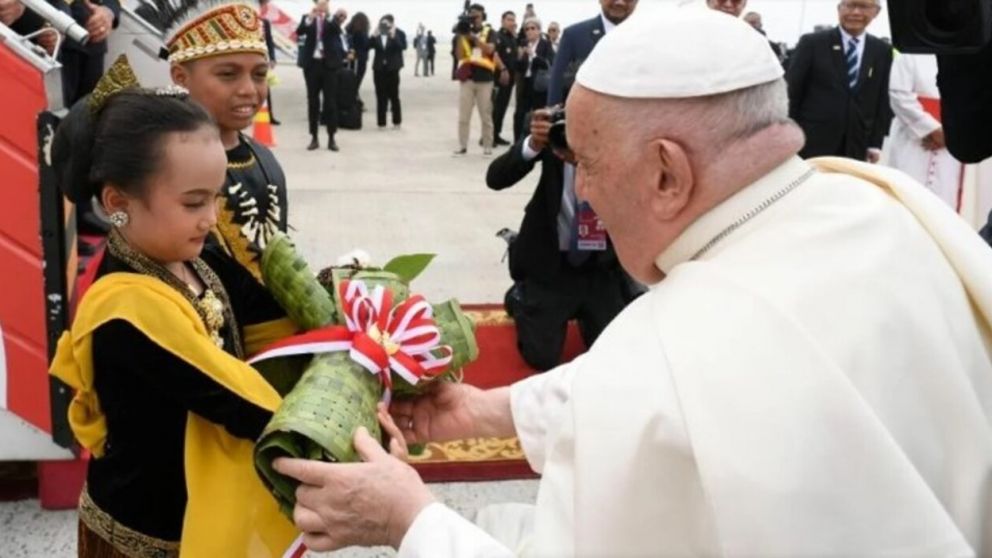El papa Francisco llegó a Indonesia (Vatican News).