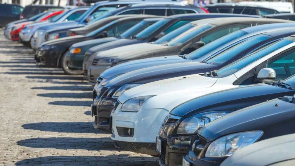 Eliminan el requisito de libre deuda para transferir autos usados.