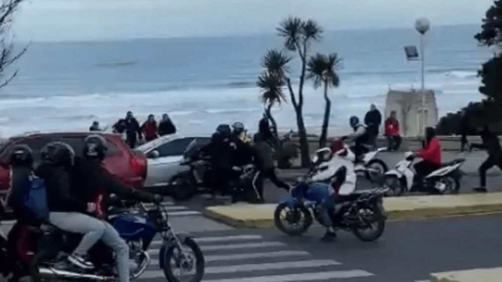 Violento ataque piraña de motochorros a una pareja en Mar del Plata (Imagen captura vídeo).