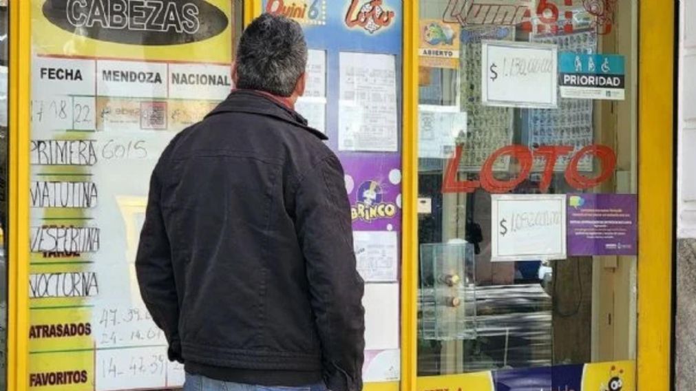 Fue a jugar a la lotería con su hijo, dejó que el pequeño elija los números y se hizo millonario