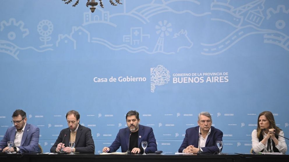 Carlos Bianco (en el centro) cuestionó el rechazo al veto de la reforma jubilatoria.