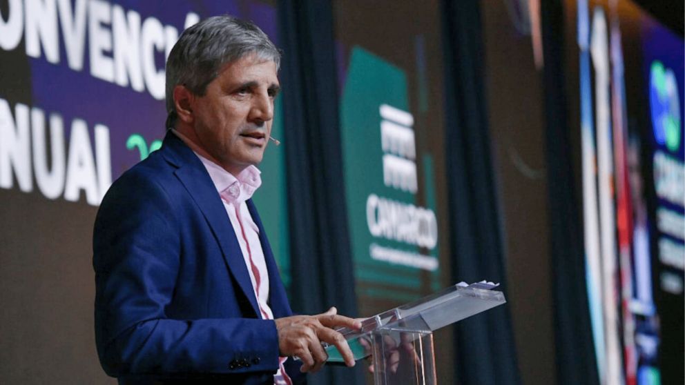 Luis "Toto" Caputo celebr� en redes sociales la baja del impuesto PA�S, medida publicada esta madrugada en el Bolet�n Oficial de la Naci�n (Imagen: Argentina.gob.ar).