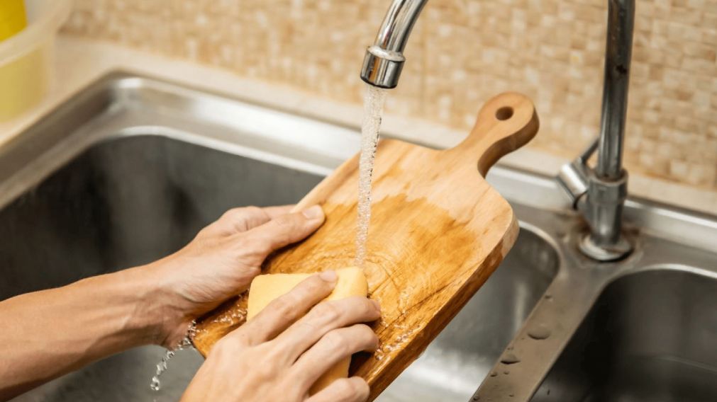 Truco para eliminar el mal olor y el resto del jabón de las tablas de madera (Imagen ilustrativa)