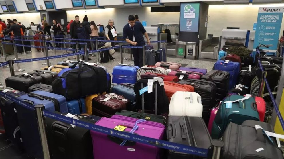 Valijas amontonadas en Aeroparque por la protesta gremial.