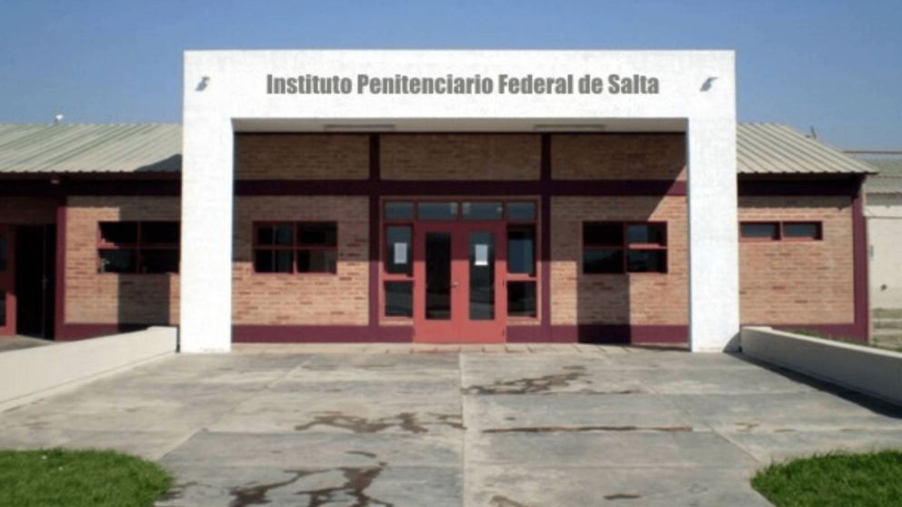 �Tiraron cinco celulares a la basura! As� intentaron meter diversas tecnolog�as en una c�rcel