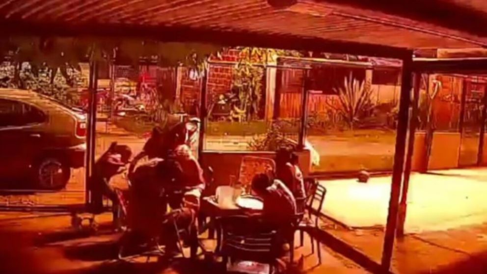 Conmoci�n en chaco por la ca�da del rayo cerca de una familia (Captura de video).