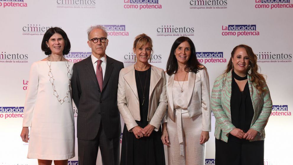 Agustina Cavanagh, vocal de Cimientos; Carlos Rosenkrantz, Ministro de la Corte Suprema de Justicia de la Nación; María Julia Tramutola, Presidente de Cimientos; Mariana Fonseca, Vicepresidente de Cimientos, y Mercedes Méndez Ribas, Directora Ejecutiva de