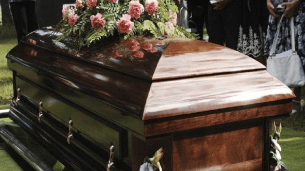 Se pasó de alcohol, quedó inconciente y sus padres fingieron su muerte: "La maldad nunca descansa"