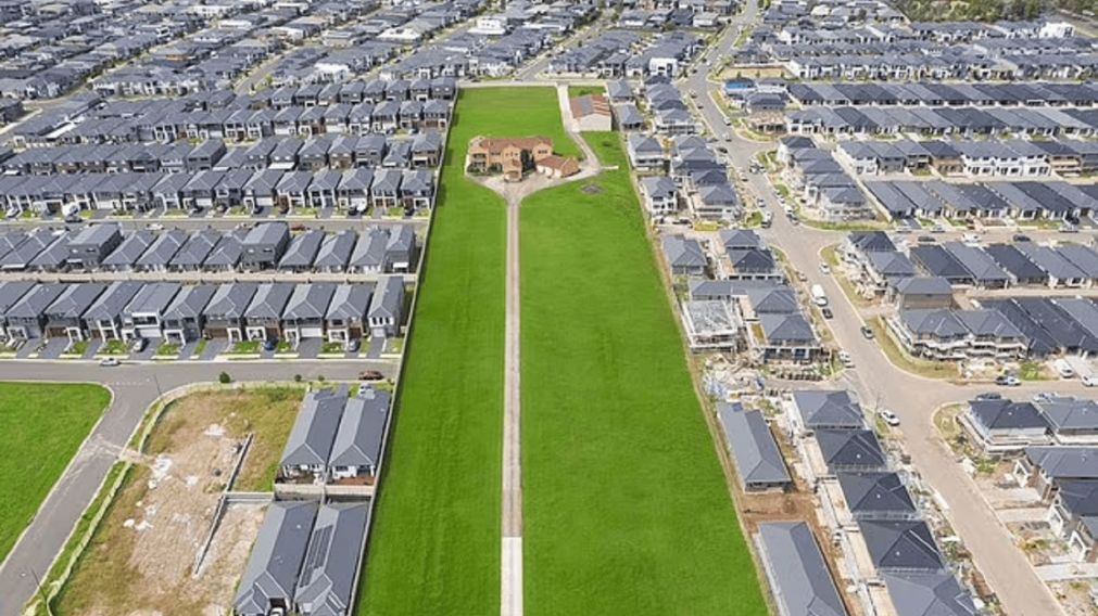 Construyeron un barrio residencial alrededor de una casa, pero se niegan a vender su hogar para que el proyecto esté completo, pese a la abultada oferta en dólares que les hicieron.