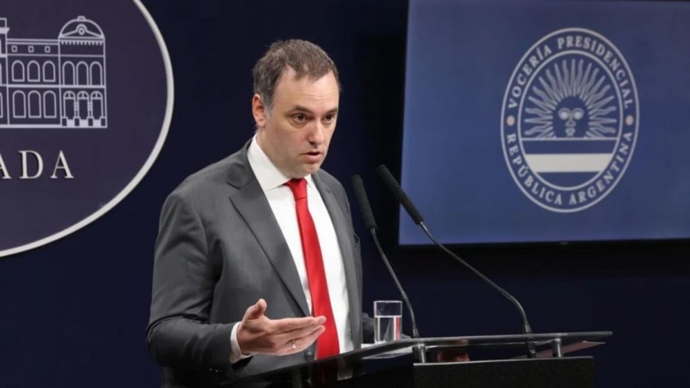 El vocero Manuel Adorni adelantó que habrá sanciones para trabajadores aeronáuticos.