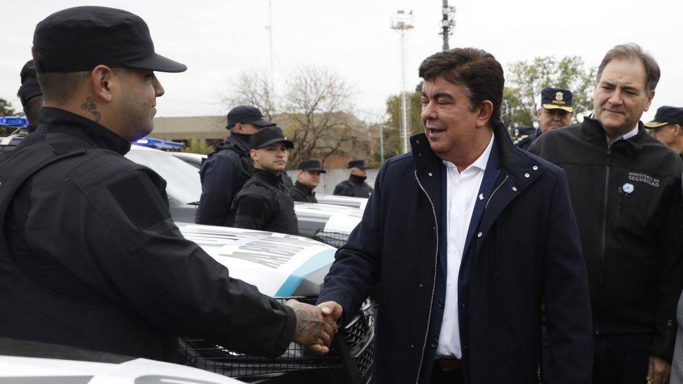 El intendente Fernando Espinoza y el ministro de la provincia de Buenos Aires, Javier Alonso, resaltaron la incorporación de 100 nuevos patrulleros.