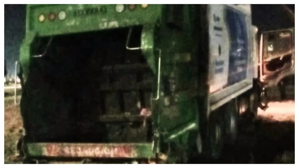 El camión de residuos que fue impactado desde atrás por el auto (Redes).